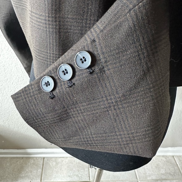 Brown Cropped Blazer with Notched Lapels and Tailored Fit - Picture 4 of 4